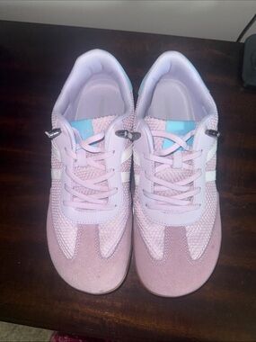 Women's wide toe box Sneakers size 11w
